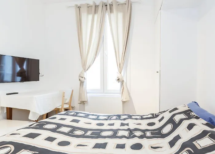 Rue Du Maine In Montparnasse - Next To Train Station, Close To 6th Arrondissement